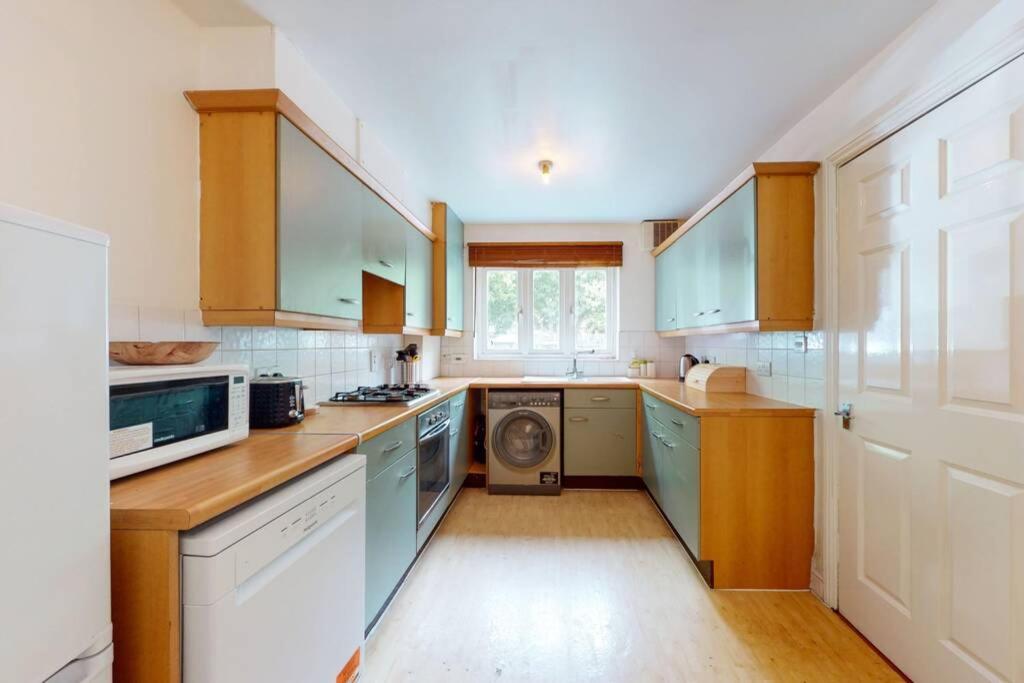 Apartment Super 2 Bed House With Privategarden *